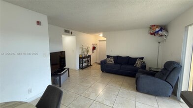 7610 Westwood Dr in Tamarac, FL - Foto de edificio - Building Photo