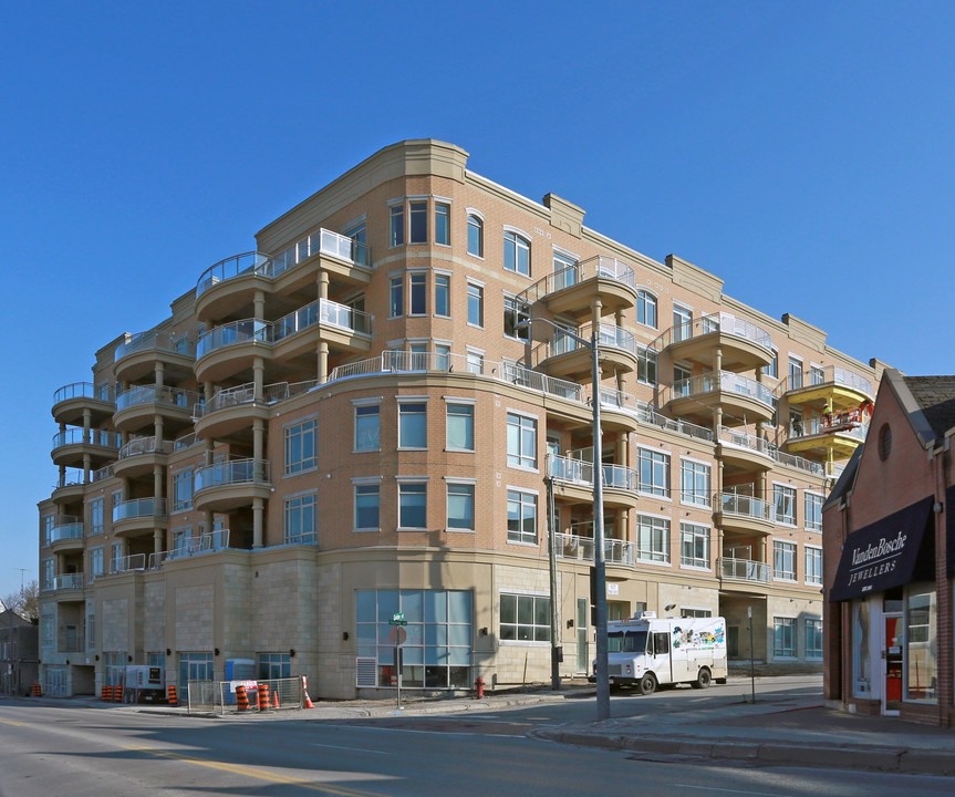 Centro in Aurora, ON - Building Photo