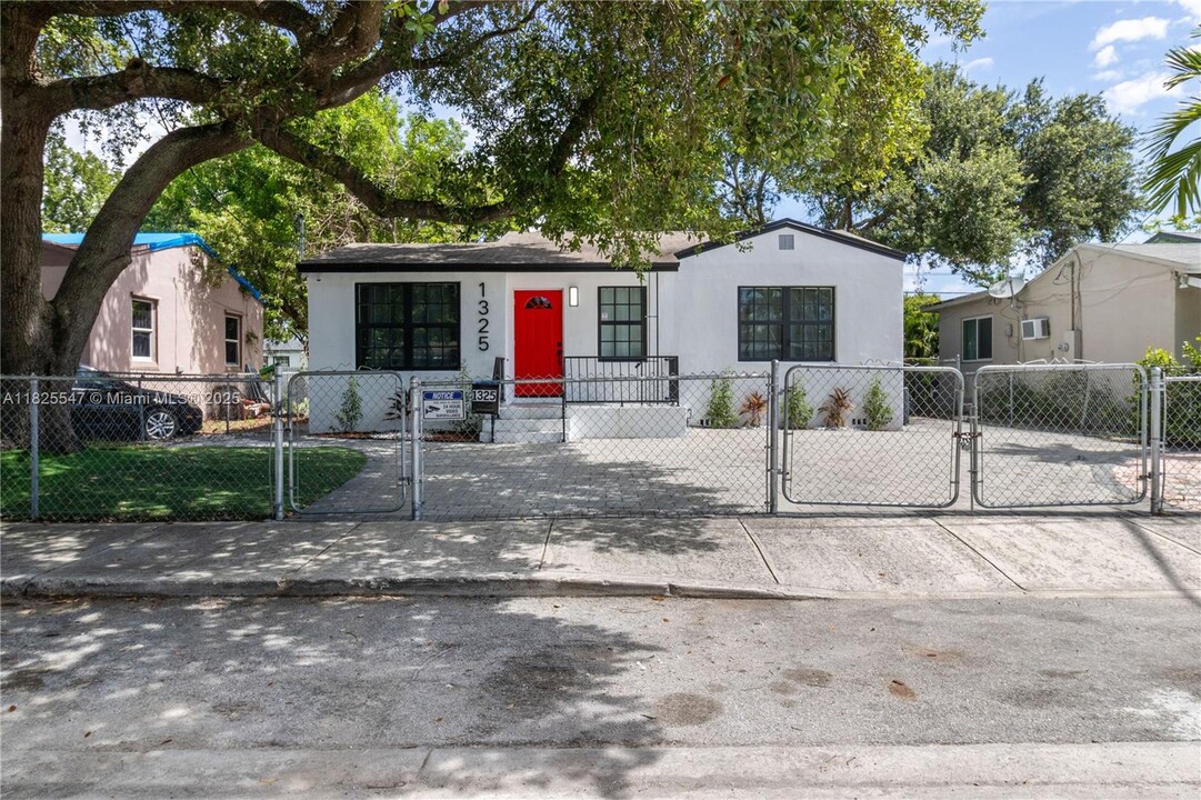 1325 NW 51st St in Miami, FL - Building Photo