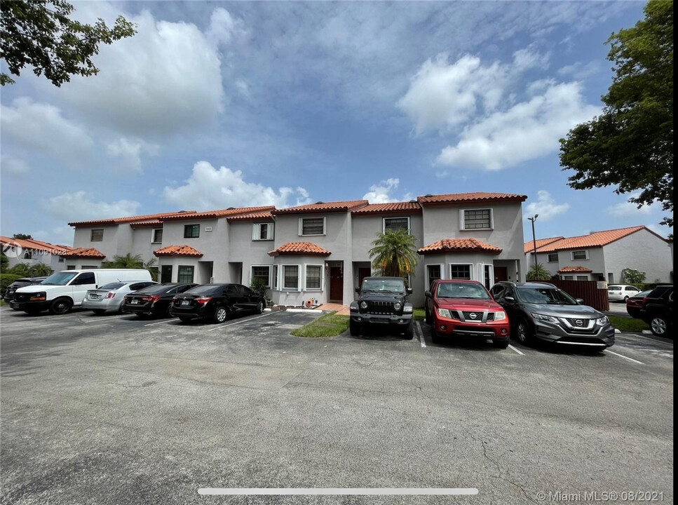 15440 SW 74th Cir Ct in Miami, FL - Building Photo