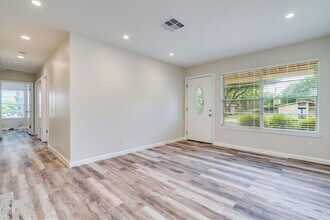 1800 Forestglade Dr in Austin, TX - Building Photo - Building Photo