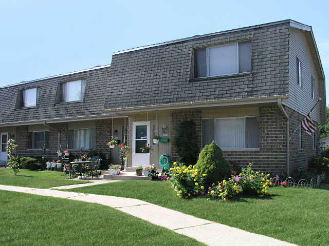 Grafton Townhomes in Grafton, WI - Foto de edificio