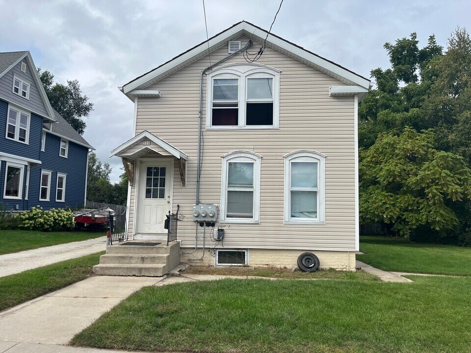 508 St Clair St in Manitowoc, WI - Building Photo