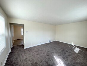 130 E 15th Ave-Unit -130 E 15th in Hutchinson, KS - Building Photo - Building Photo