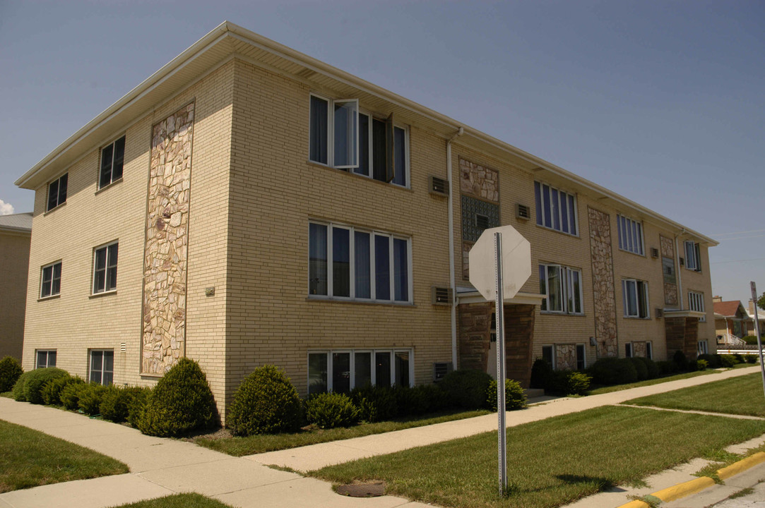 8552 W Lawrence Ave in Norridge, IL - Building Photo