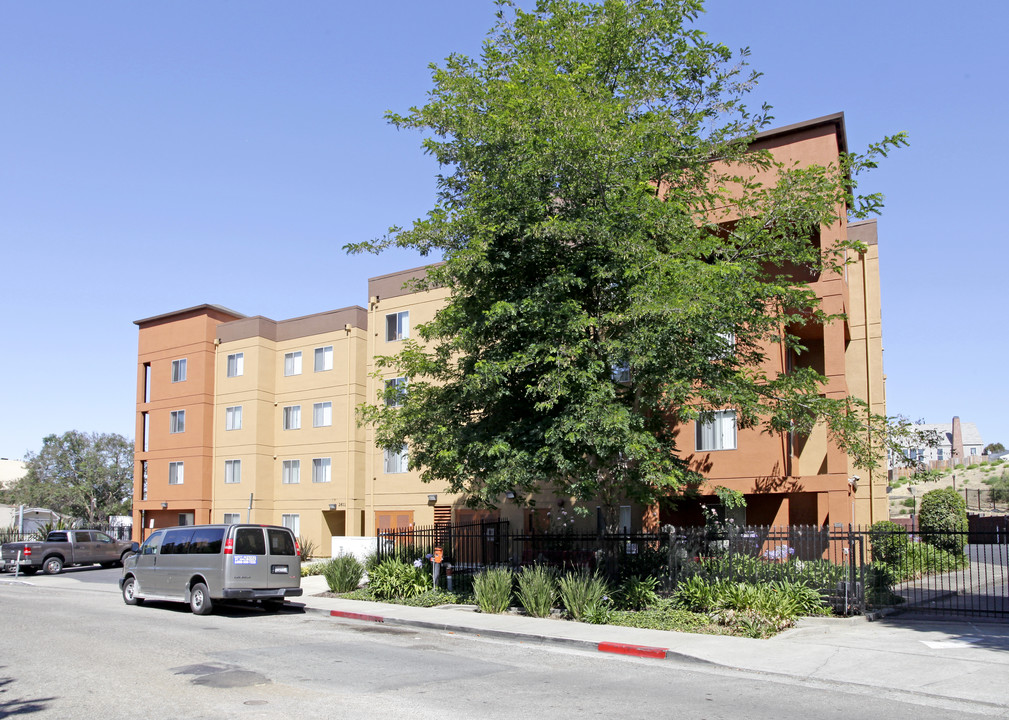 E E Cleveland Manor in Oakland, CA - Foto de edificio