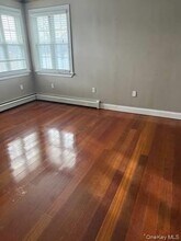 65 Prospect St in Roosevelt, NY - Foto de edificio - Building Photo