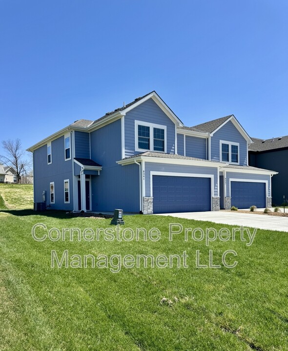 8341 Valley Spring Dr in De Soto, KS - Foto de edificio
