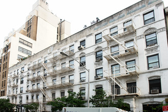 325 W 52nd St in New York, NY - Building Photo - Building Photo