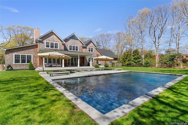 94 Griffing Ave in Westhampton Beach, NY - Building Photo - Building Photo