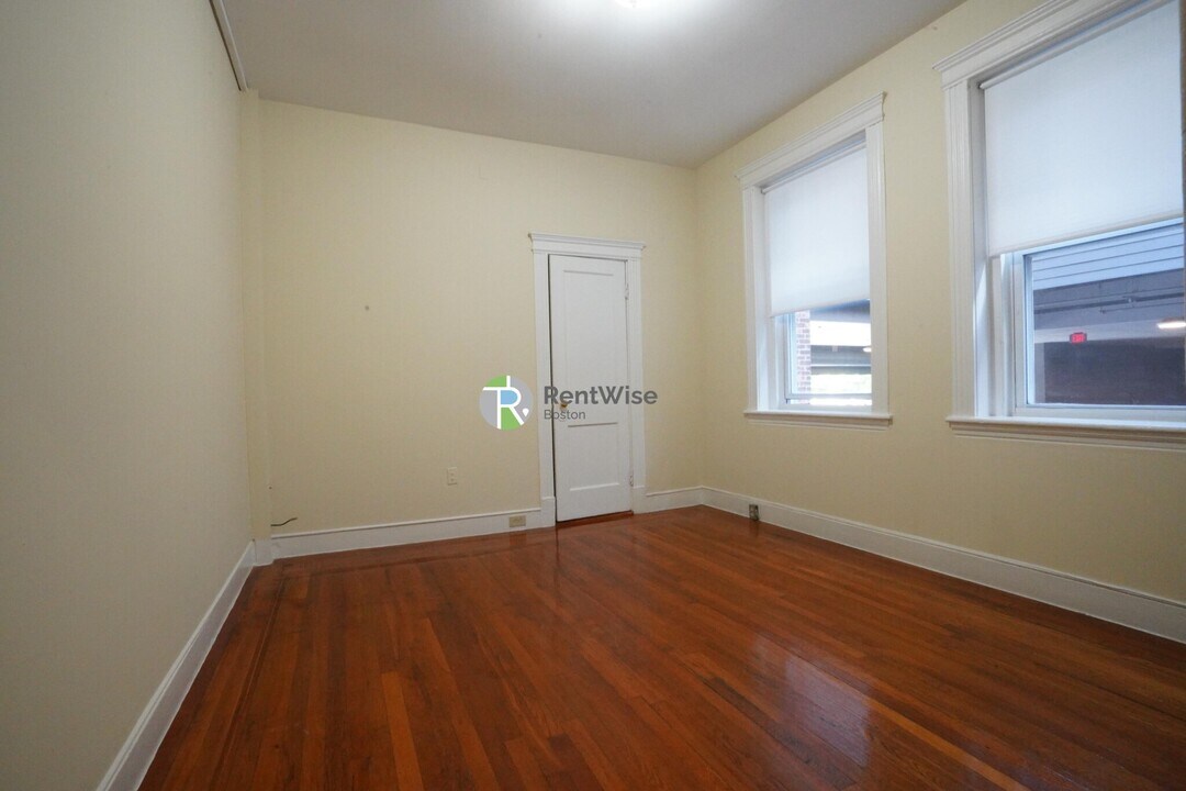 35 Gardner St in Boston, MA - Building Photo