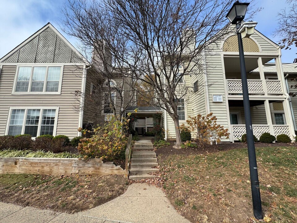 7670 Willow Point Dr in Falls Church, VA - Foto de edificio