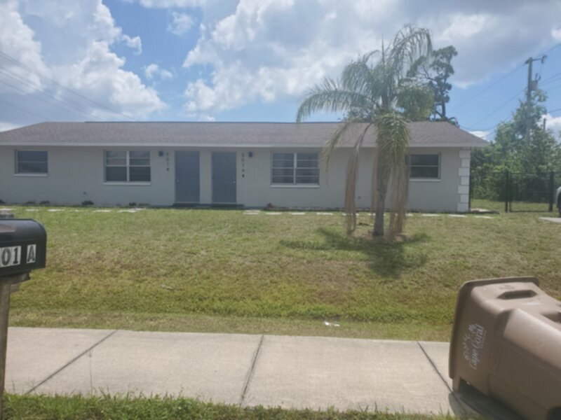 801 SE 8th Pl in Cape Coral, FL - Building Photo