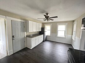 139 W Hollis St in Nashua, NH - Building Photo