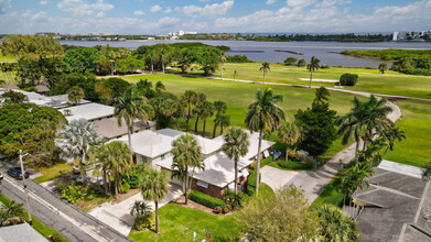 1102 N Golfview Rd in Lake Worth Beach, FL - Building Photo - Building Photo