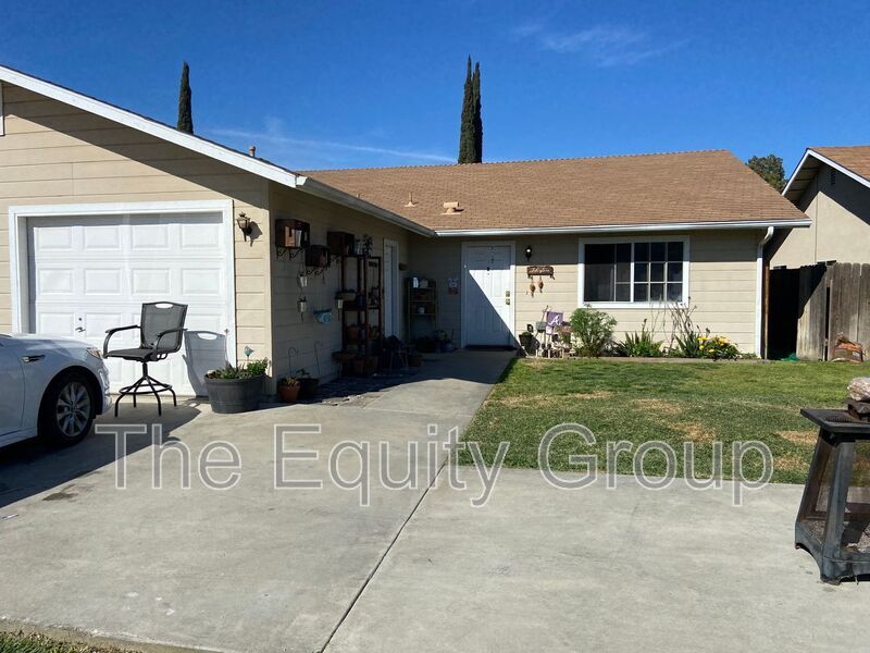 1015 N Wisconsin Way in Porterville, CA - Foto de edificio