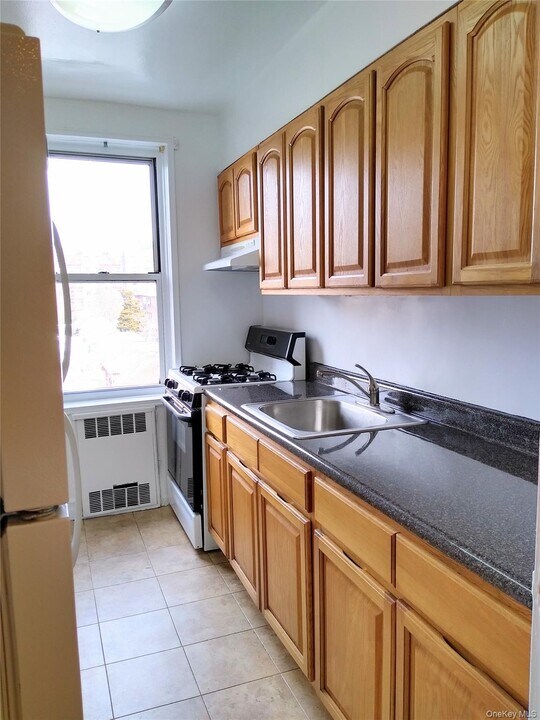 88-01 35th Ave in Queens, NY - Building Photo