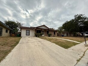 2002 Cassandra St, Unit TS203 in San Antonio, TX - Building Photo - Building Photo