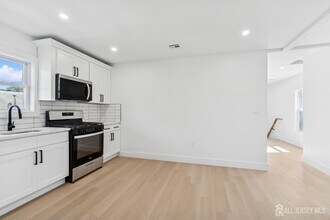 318 Seaman St in New Brunswick, NJ - Building Photo - Building Photo