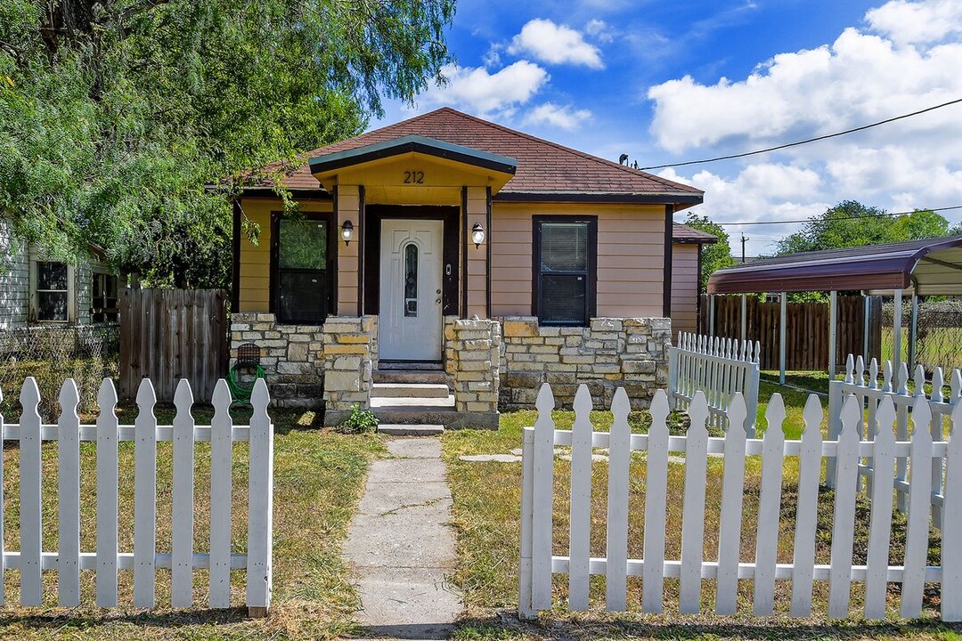 212 Hugh St in Sinton, TX - Building Photo