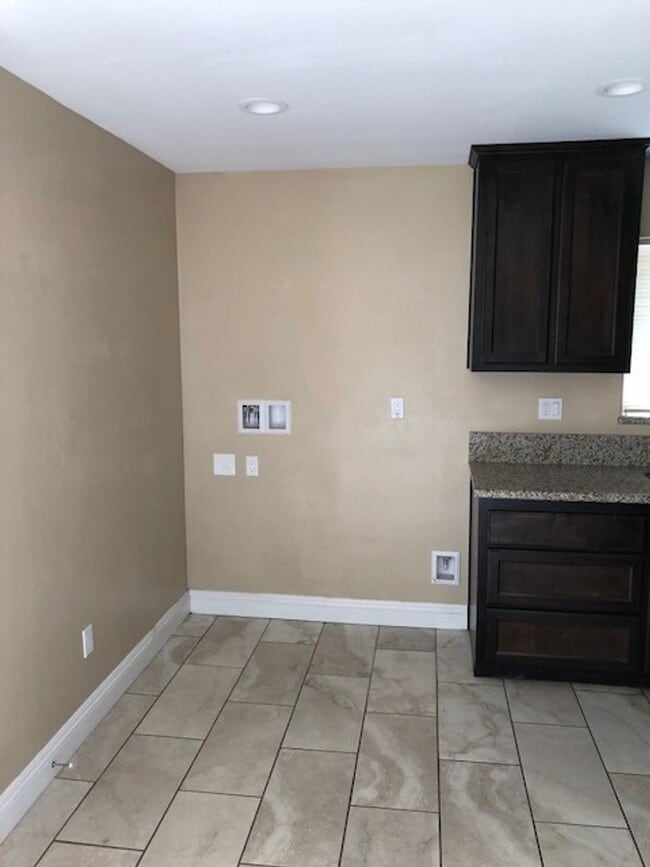 321 F St in Bakersfield, CA - Building Photo - Building Photo