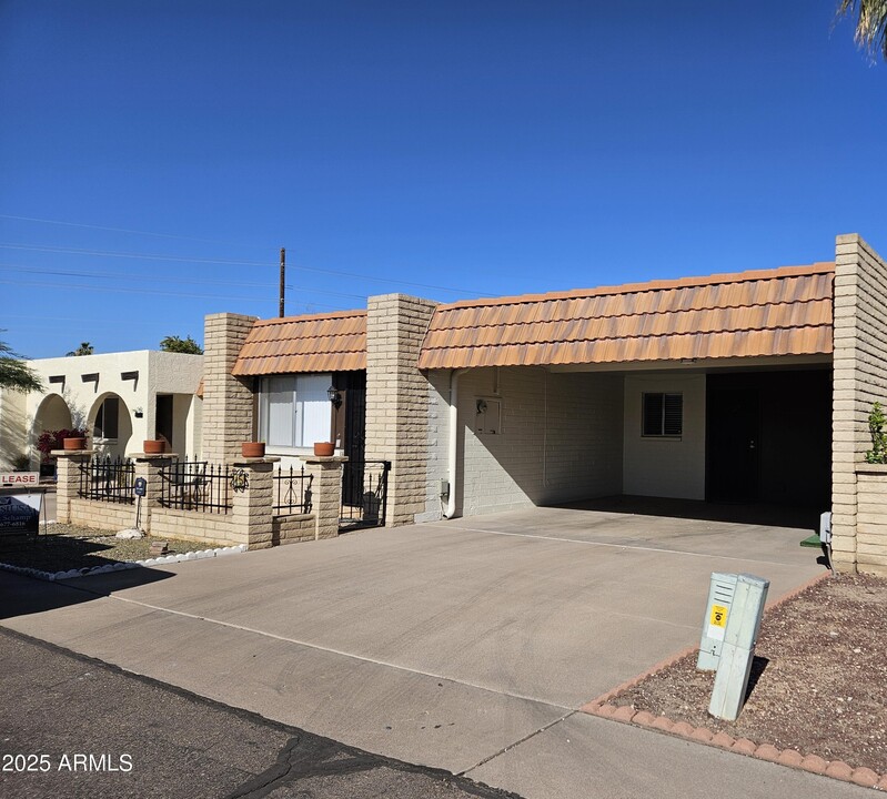 332 S Dobson Rd in Mesa, AZ - Building Photo