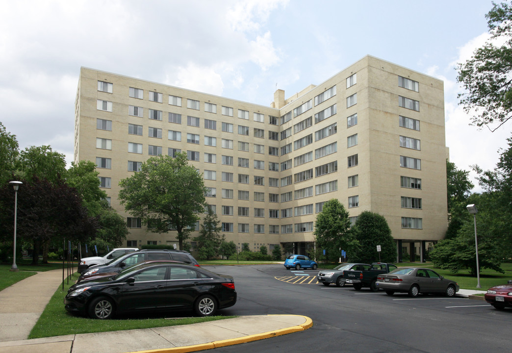 River Towers in Alexandria, VA - Building Photo