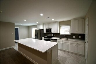213 E Scotland Dr in Irving, TX - Building Photo - Building Photo