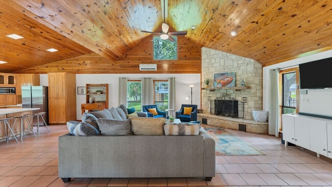 302 Shangrila Ln in New Braunfels, TX - Building Photo - Building Photo