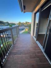 5621 Riverside Dr in Coral Springs, FL - Foto de edificio - Building Photo