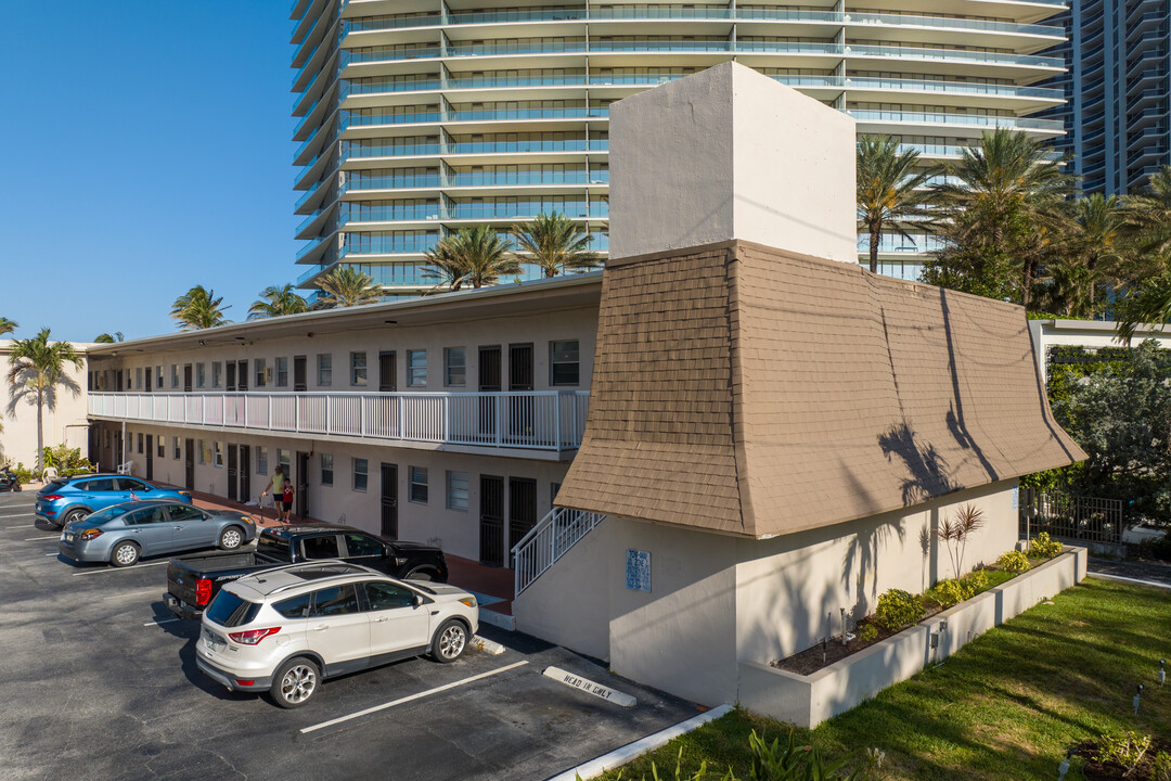 Miami Beach Club in Sunny Isles Beach, FL - Building Photo