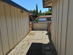 361 Honeysuckle Dr in Fairfield, CA - Building Photo - Building Photo