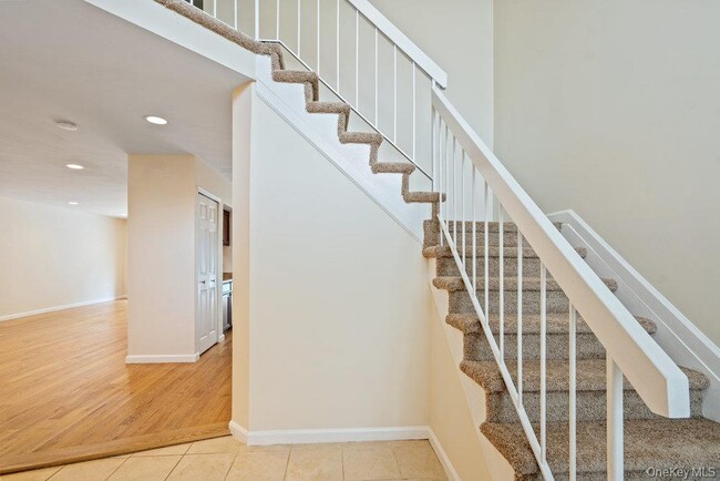 90 Foxwood Dr in Jericho, NY - Building Photo - Building Photo