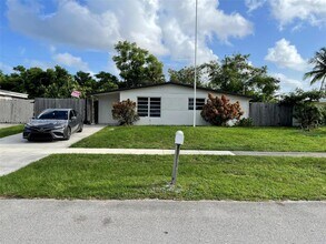 5751 SW 38th Ct in Davie, FL - Building Photo - Building Photo