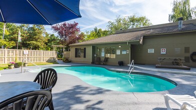 Creekwood Apartments in Des Moines, WA - Building Photo - Building Photo