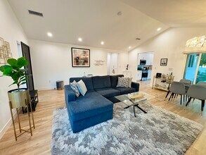 502 N Avon St in Burbank, CA - Building Photo - Building Photo