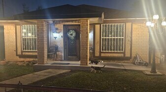 2405 Helena Ave in McAllen, TX - Building Photo