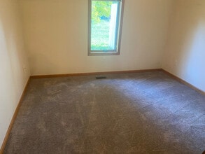 604 Apple Hill Way in Angola, IN - Foto de edificio - Building Photo