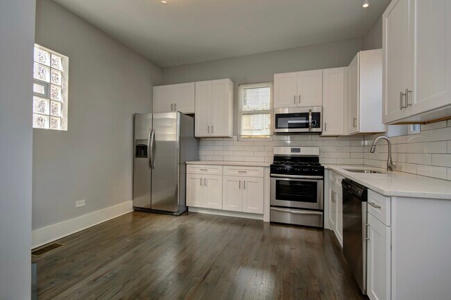 1902 W 21st Pl, Unit CH in Chicago, IL - Building Photo - Building Photo