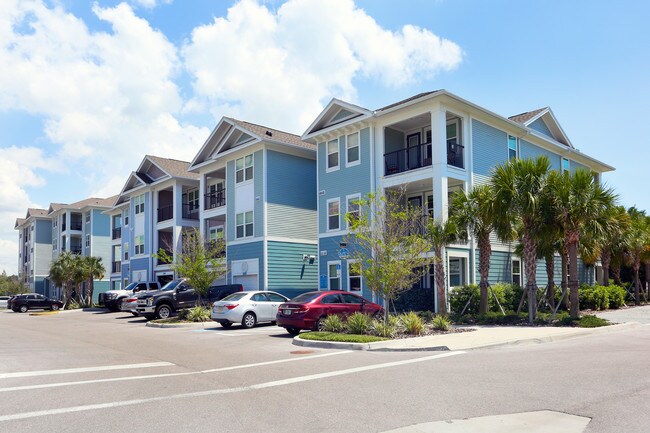 The Point at Bella Grove in Sarasota, FL - Foto de edificio - Building Photo