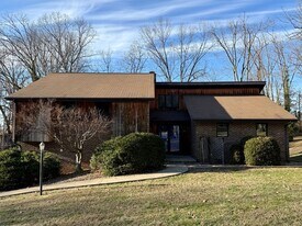 2304 Stuart Dr in Kingsport, TN - Building Photo