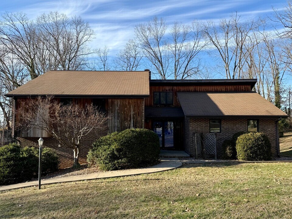 2304 Stuart Dr in Kingsport, TN - Building Photo