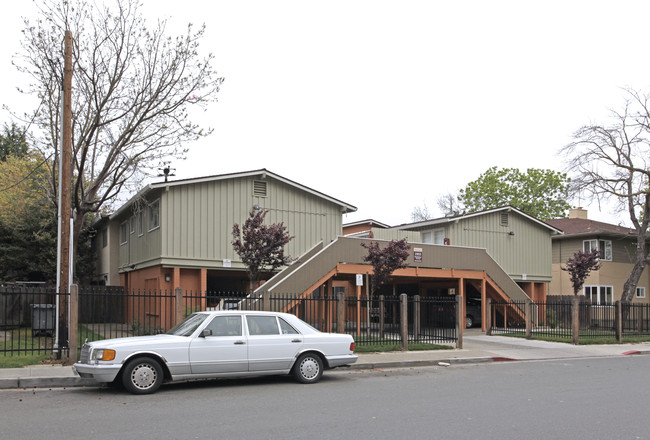 Woodland Park Apartments in East Palo Alto, CA - Building Photo - Building Photo