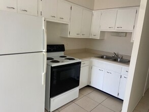 997 Sunrise Dr in Tarpon Springs, FL - Building Photo - Building Photo