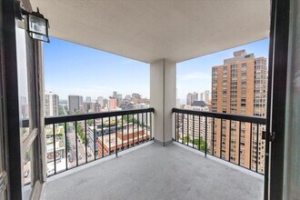 1122 N Clark St, Unit 2706 in Chicago, IL - Building Photo - Building Photo