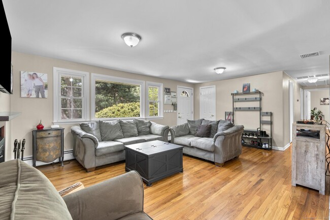 373 Hoyt St in Darien, CT - Building Photo - Building Photo