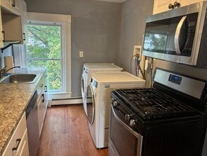 14 Pleasant St, Unit apt 2 in Rochester, NH - Building Photo - Building Photo