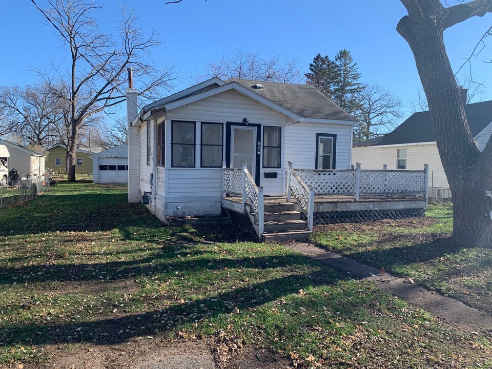 806 14th St NE in Austin, MN - Building Photo