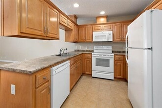 220 Promise Ln in Brunswick, GA - Foto de edificio - Building Photo
