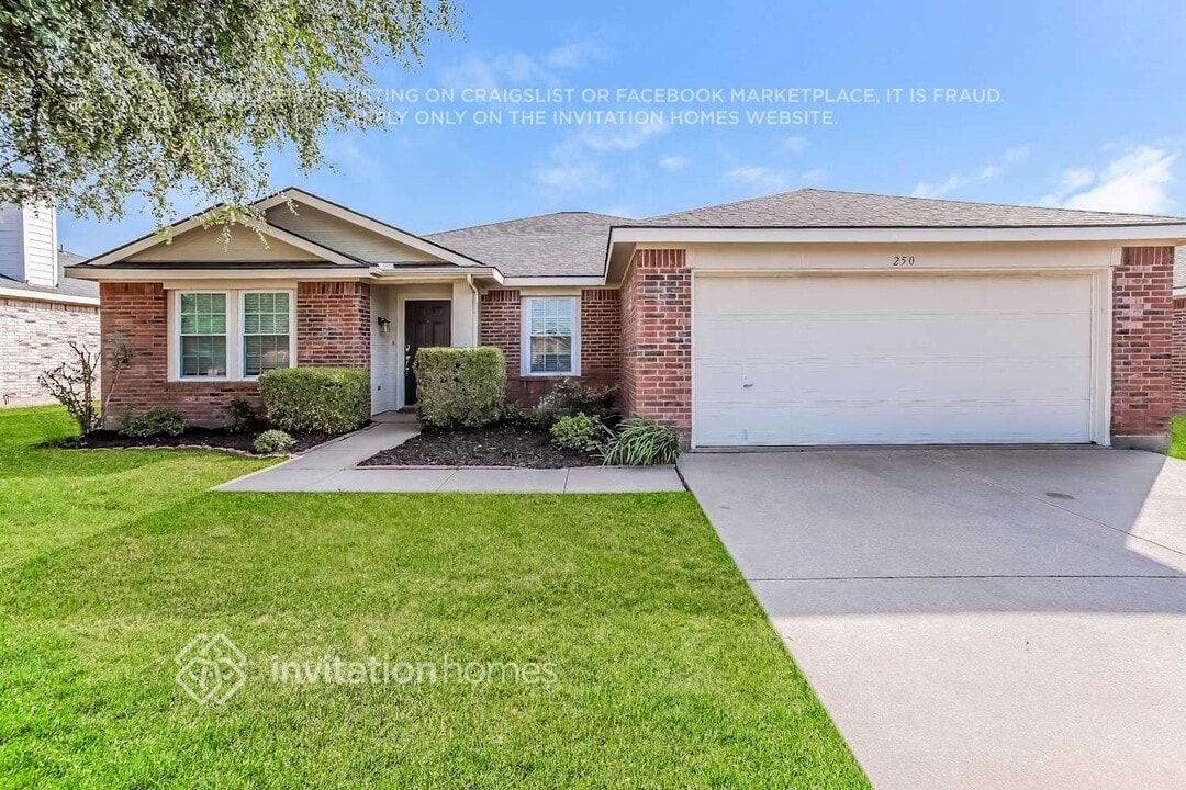 250 Pine Crest Dr in Justin, TX - Foto de edificio